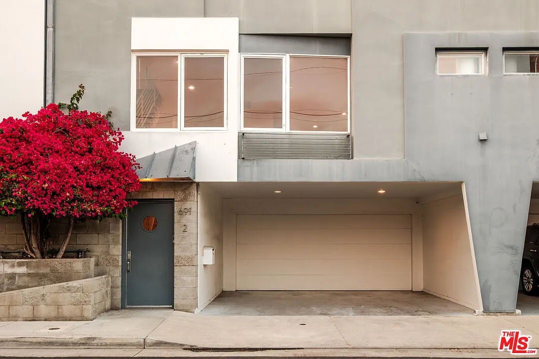 3 bed, 2.5 bath, 2360 sqft, $10,000 — Photo 3