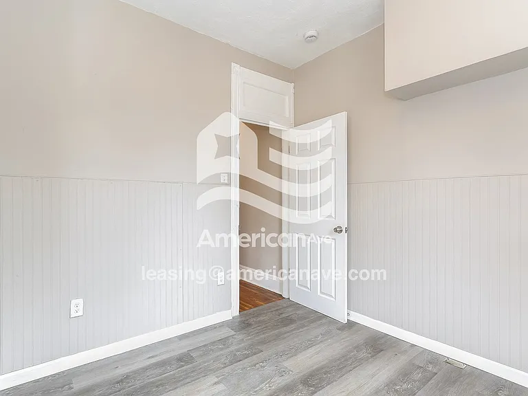 1299137_011_bedroom_10.jpg