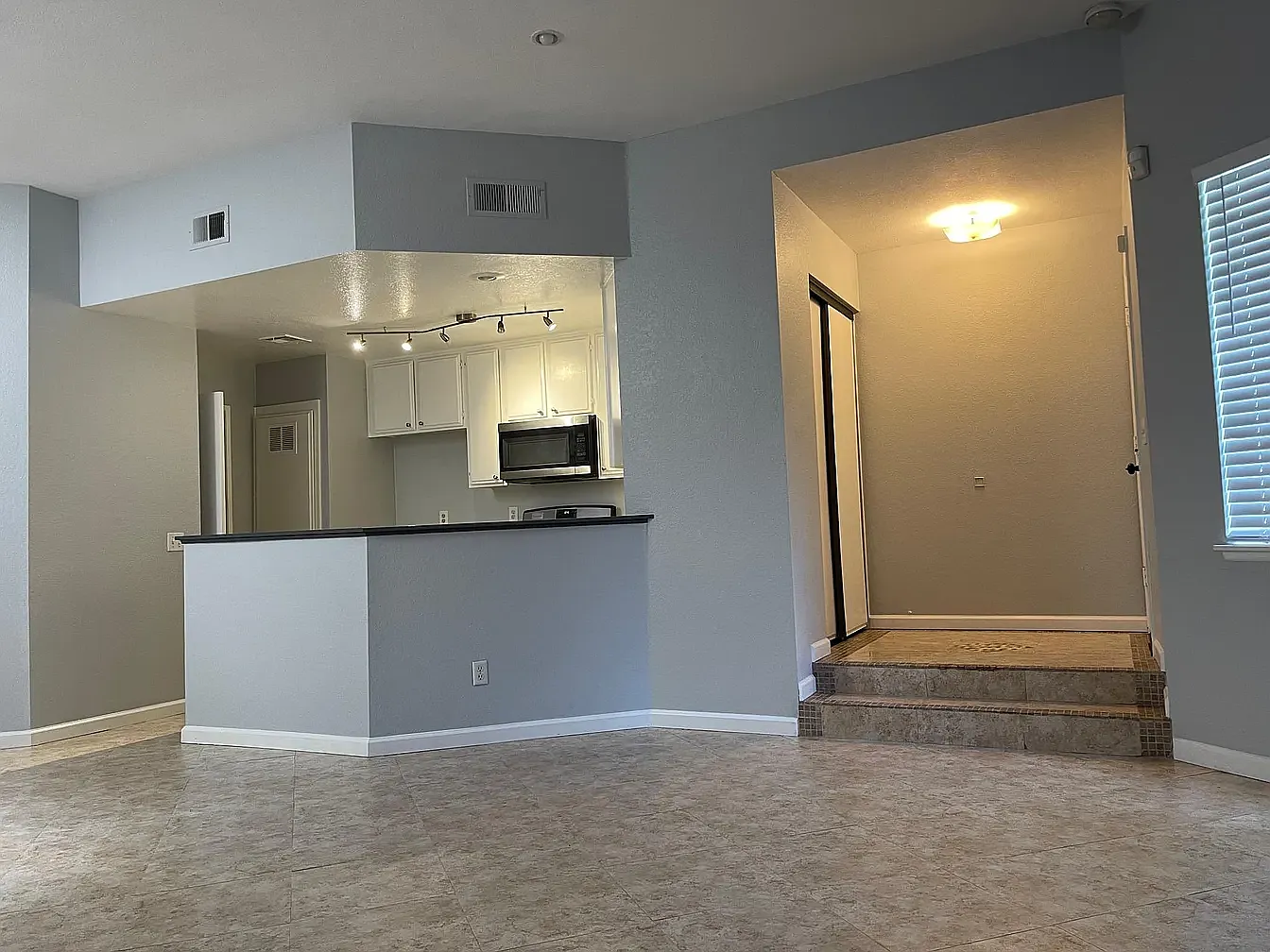2 bed, 2.5 bath, 1227 sqft, $2,700 — Photo 2