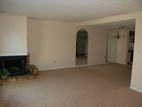 5th image of 946 Woodlyn Dr N