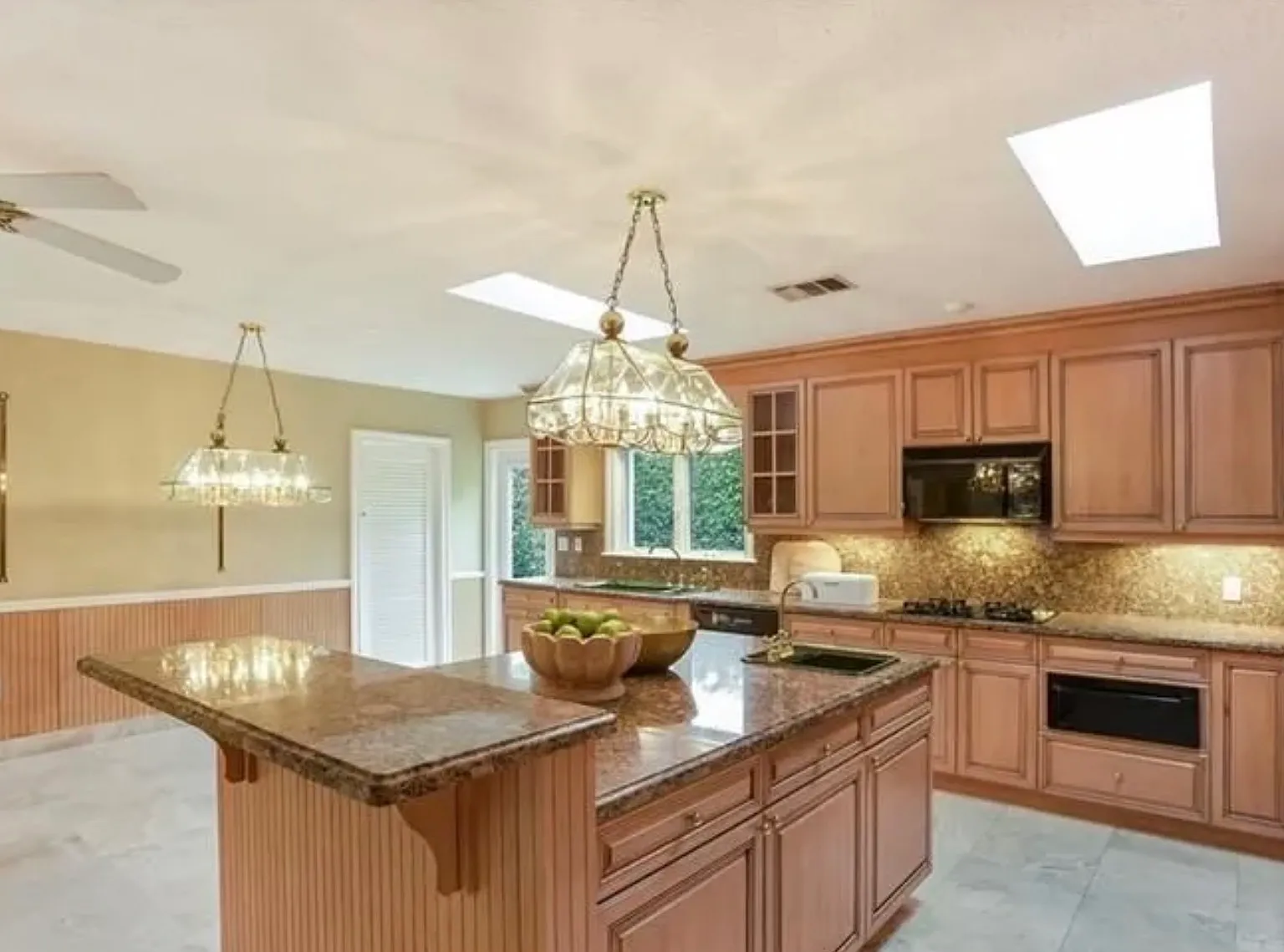4 bed, 4.5 bath, 4247 sqft, $12,999 — Photo 3