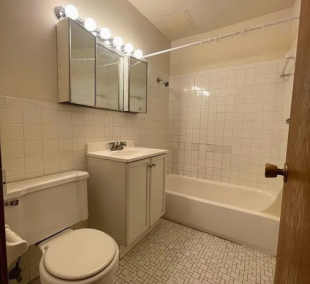 401 9th St SE #204 — Photo 12