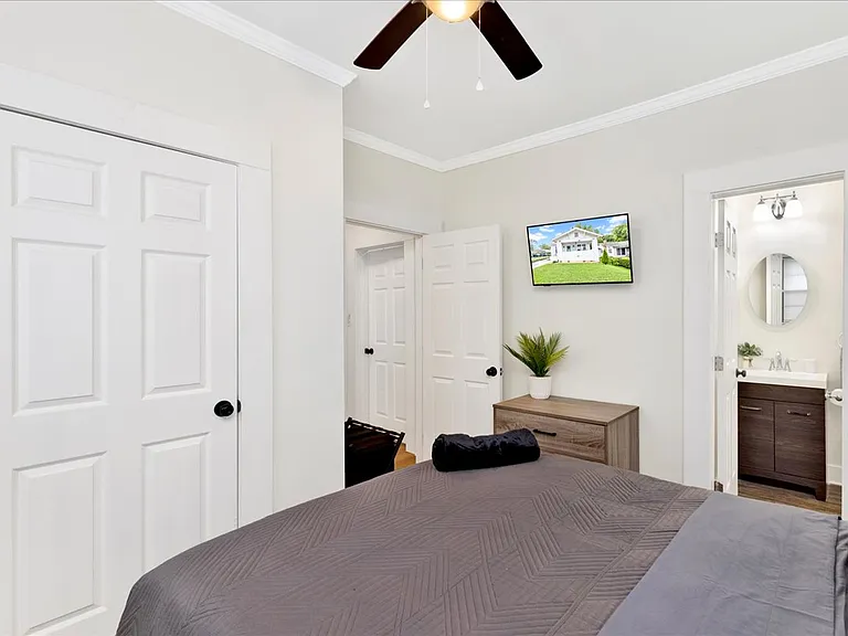 +2nd Bedroom
+Queen bed
+32" TV