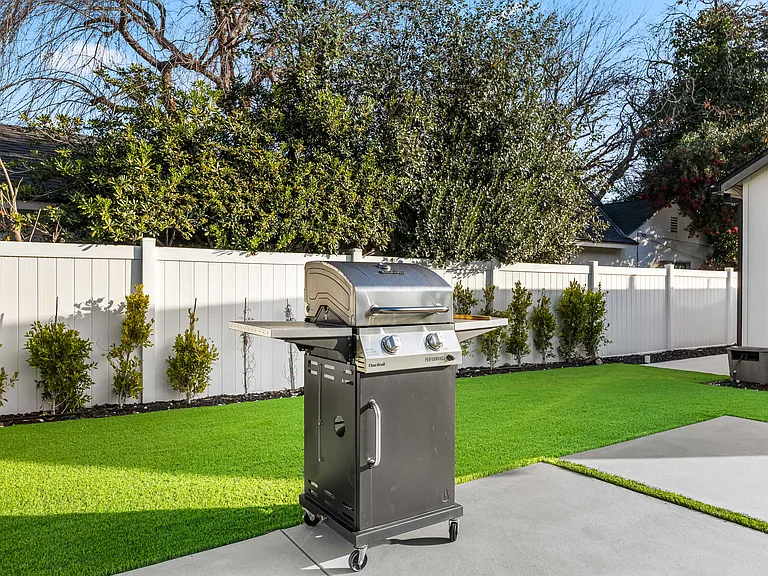 5827 Jumilla Ave — Photo 44