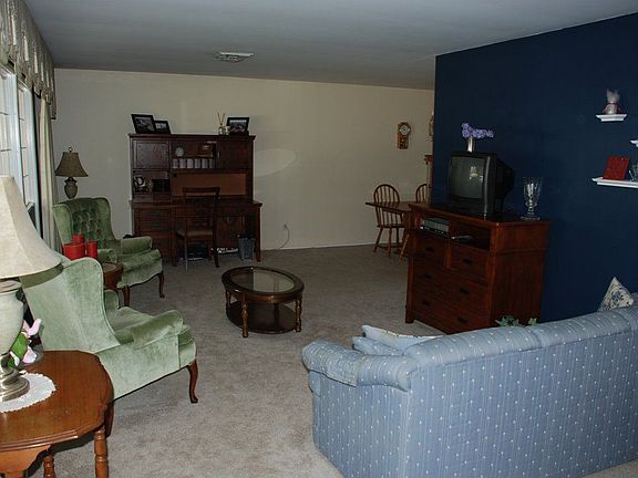 4th image of 1100 Pheasant Run Dr