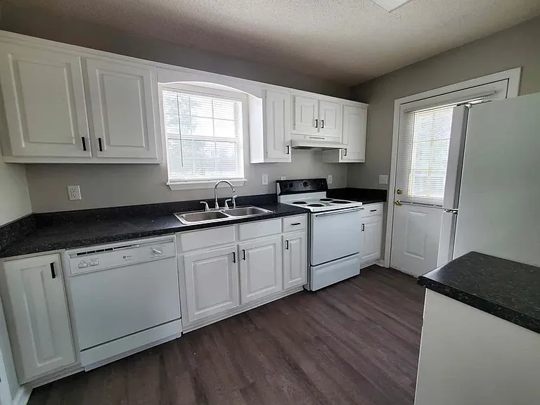 Holly Cove Apartments — Photo 36