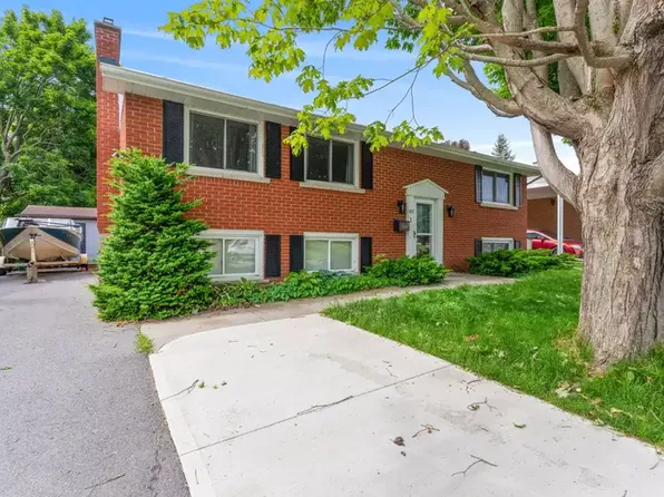 109 Braemar Rd #1, Kingston, ON K7M 4B5