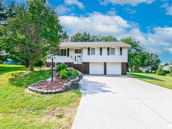 210 Whispering Oaks Dr, Metamora, IL 61548