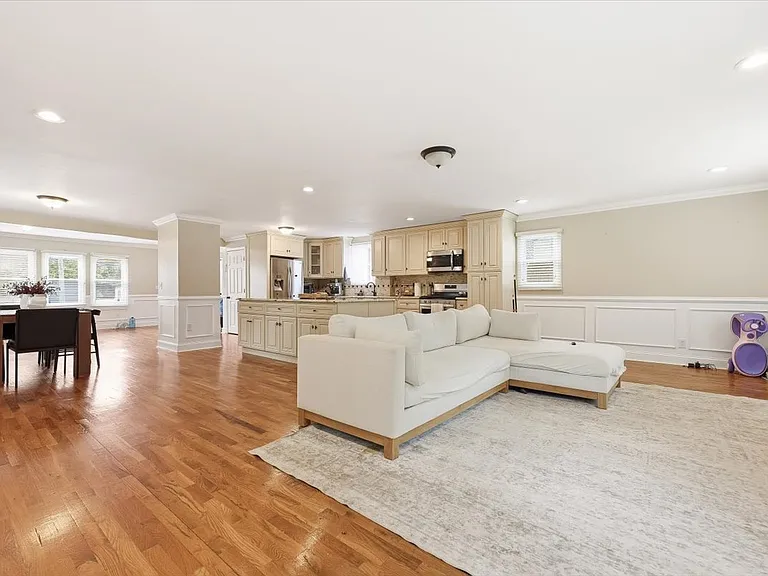 113 E Cedar St — Photo 15