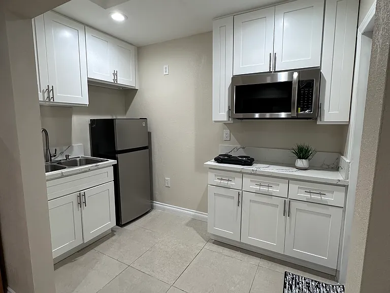 200 S Palm Dr — Photo 5