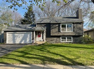 1571 Madison Ave, St Charles, IL 60174