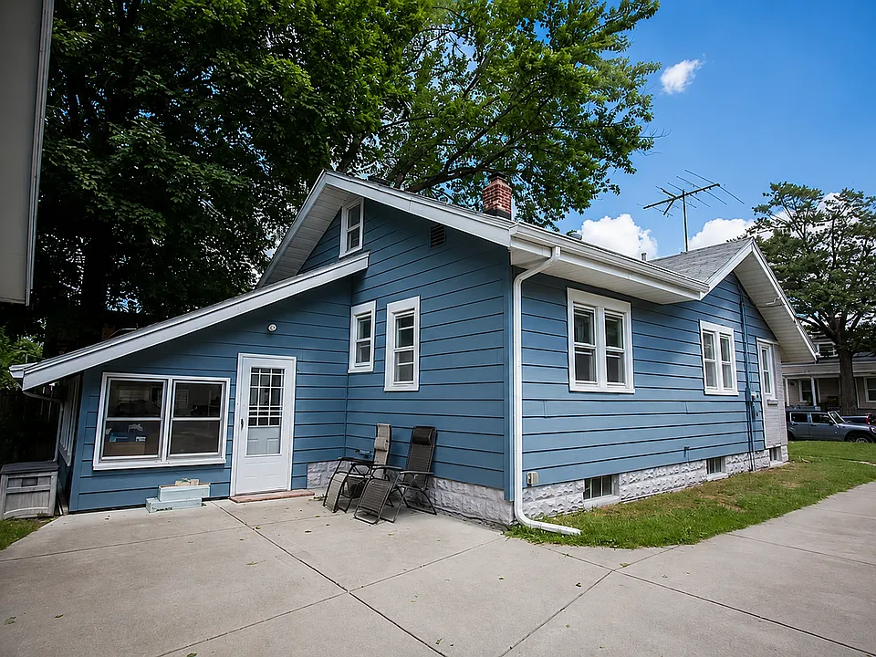 2027 Lafayette Ave NE