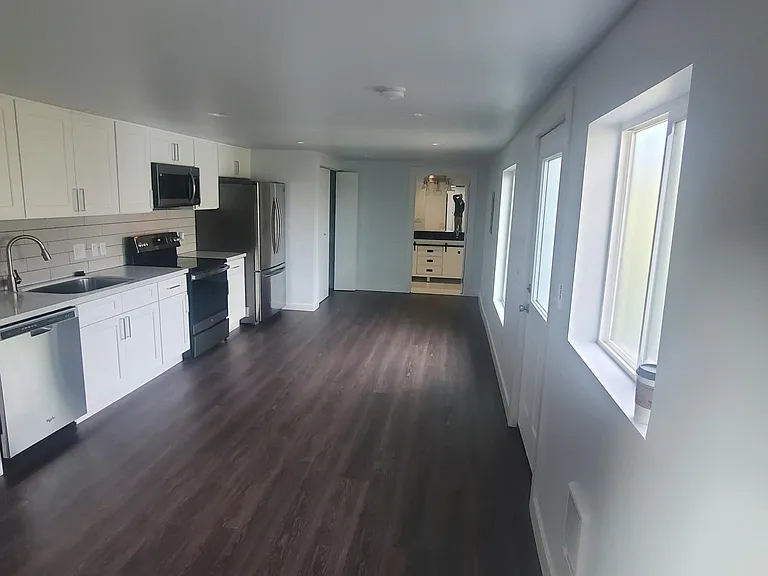 And the reverse long-shot from the master bedroom to the bathroom at the end.