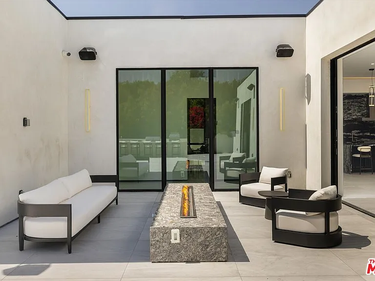 621 N Rodeo Dr — Photo 25