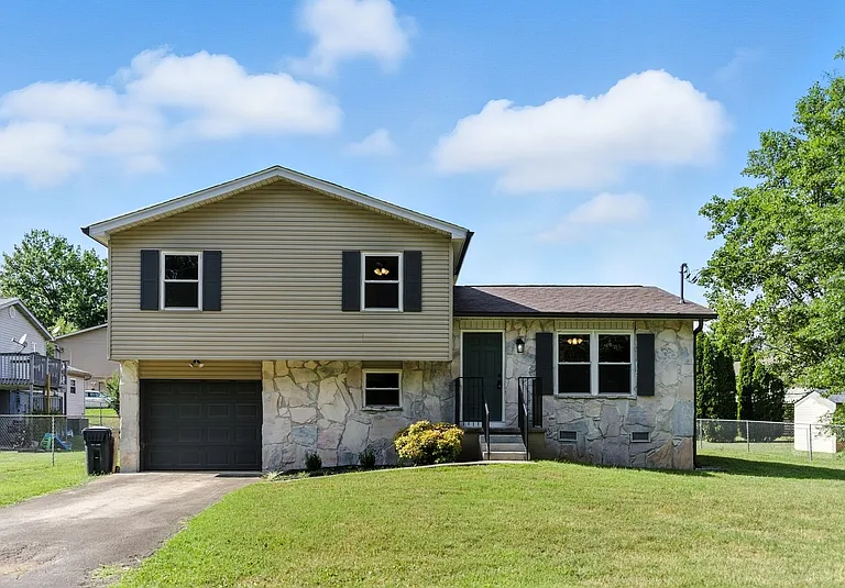 3907 Vienna Dr — Photo 1