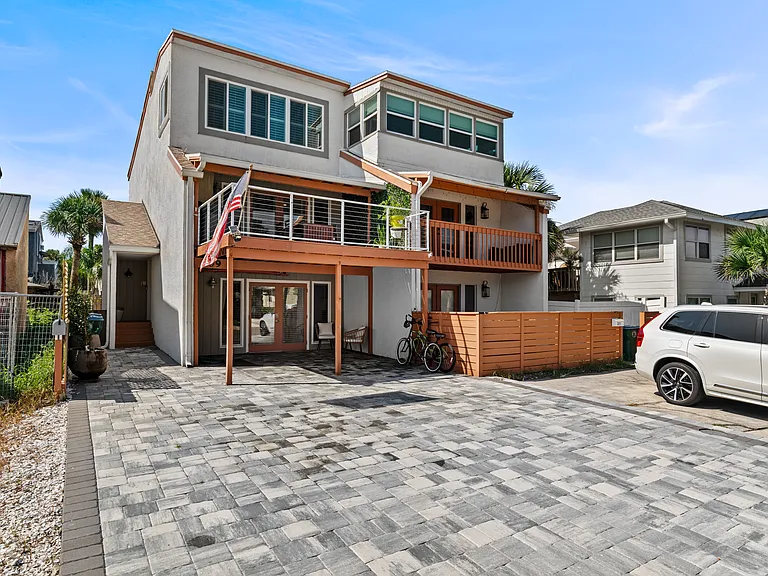209 Myra St — Photo 2
