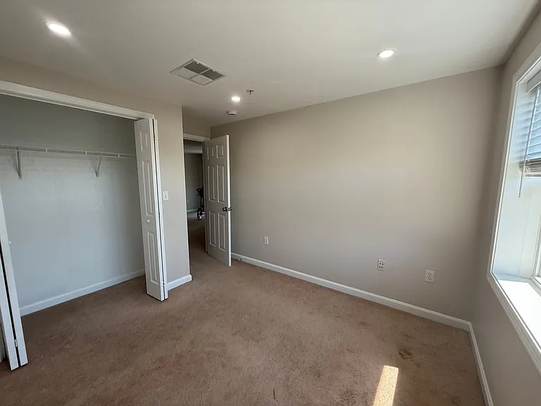 Pondsview Apartments — Photo 37