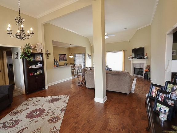 4th image of 3217 Vineyard Dr S