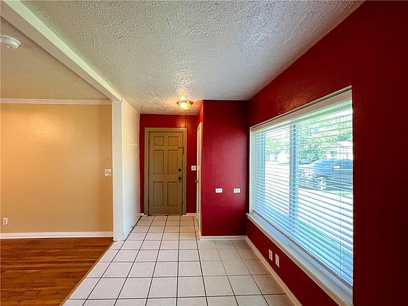 4th image of 410 Dakota St