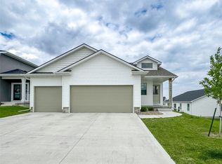 2904 Bluebell Ln, Pella, IA 50219