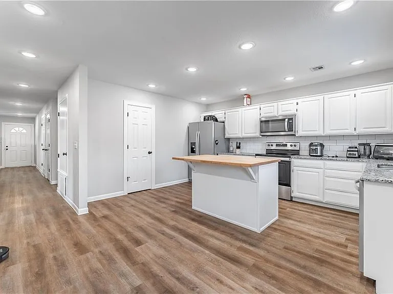 707 E Kara Ln — Photo 2
