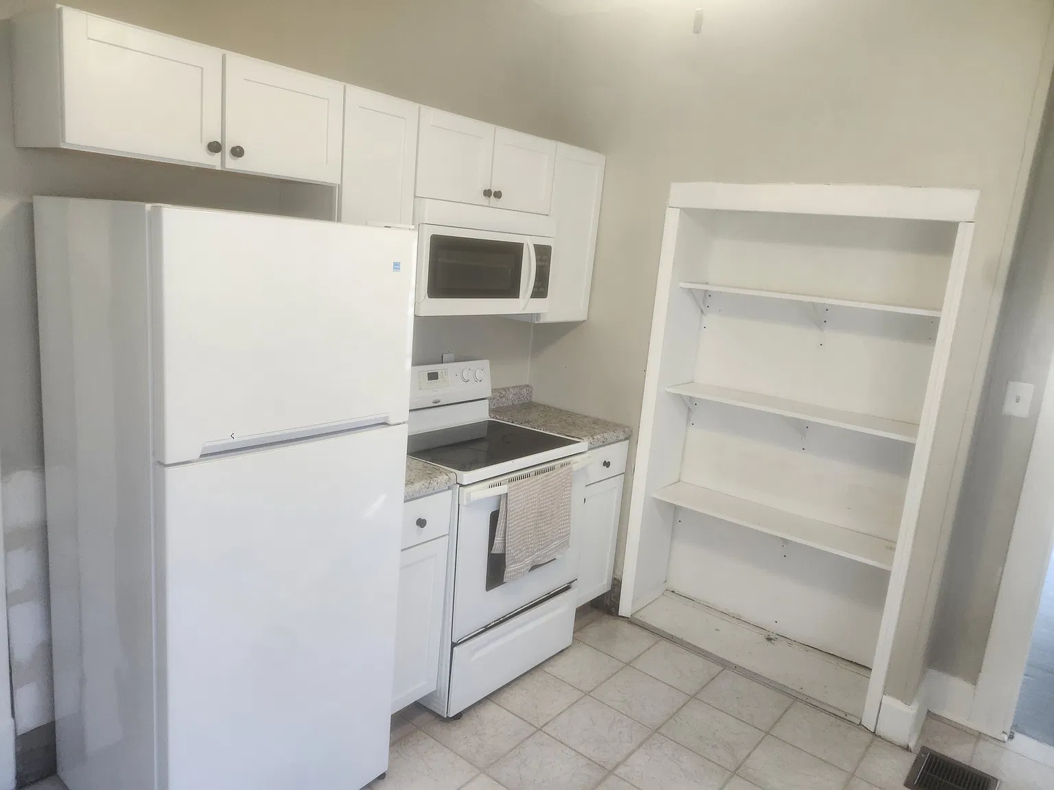 3 bed, 897 sqft, $950 — Photo 2