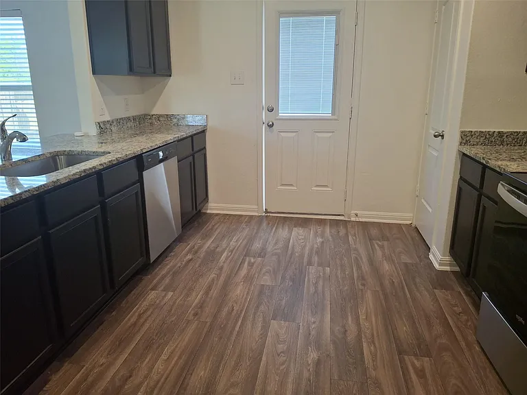 405 Riverdale Dr — Photo 4