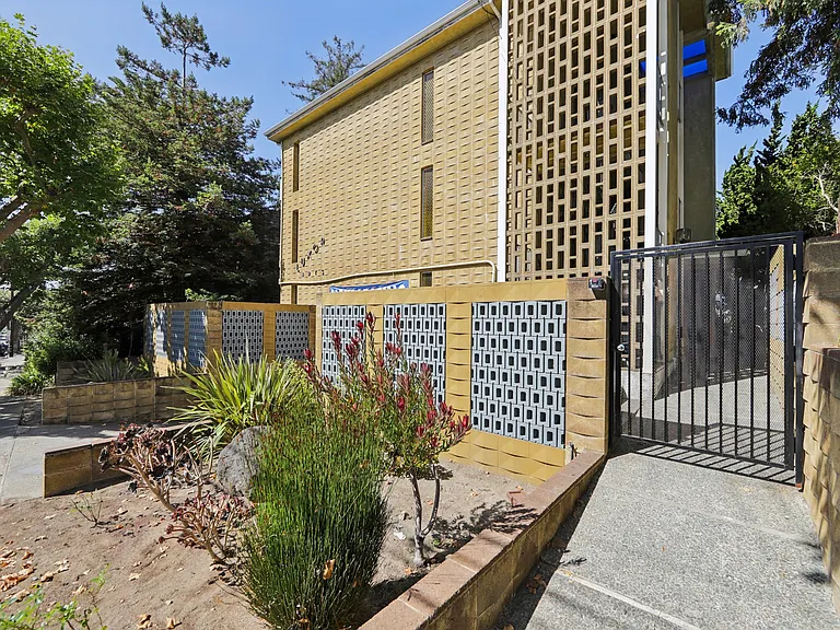 1406 Henry Street — Photo 49