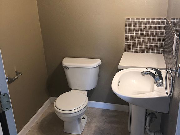 Upstairs 1/2 bathroom