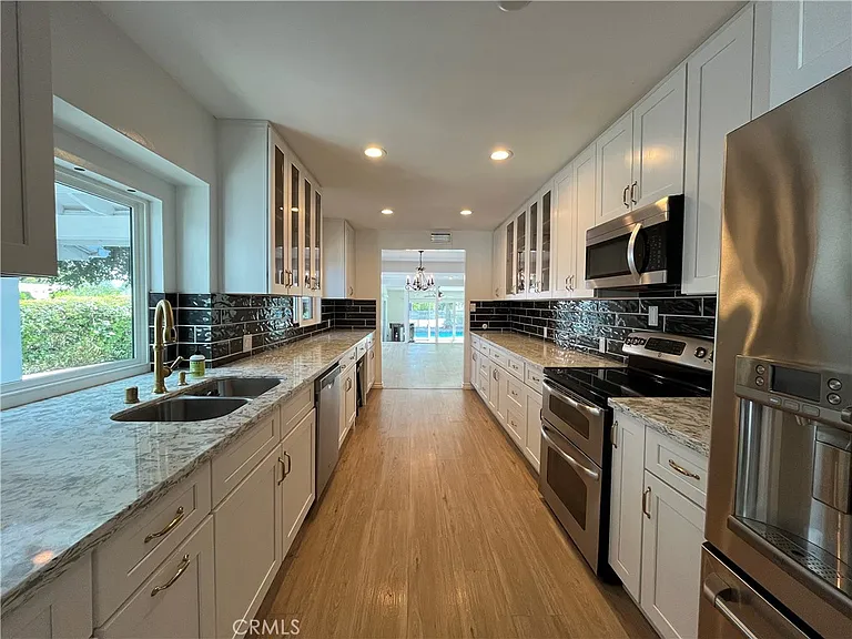 5710 Jumilla Ave — Photo 3