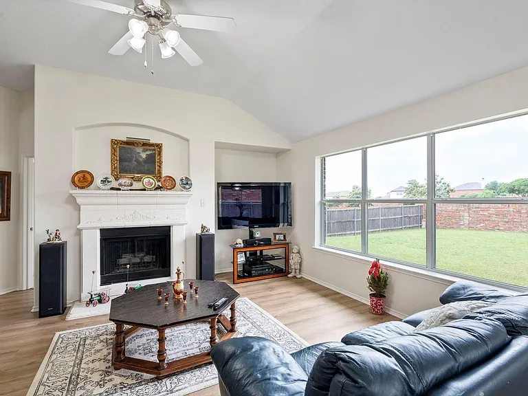 404 Dartmoor Dr — Photo 7