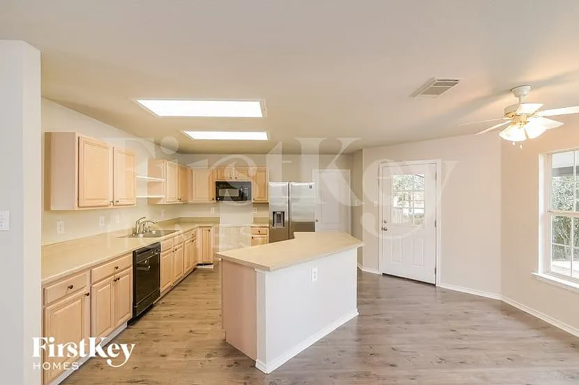 3 bed, 2.5 bath, 2421 sqft, $1,720 — Photo 4