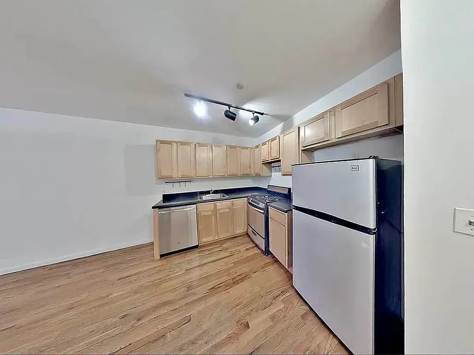 195 E 2nd St #14
