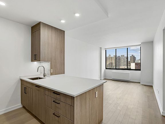 3rd image of 200 W 60th St APT 14D