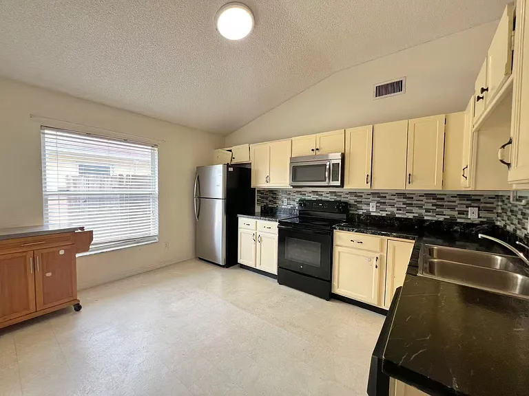 527 Valencia Place Cir — Photo 9