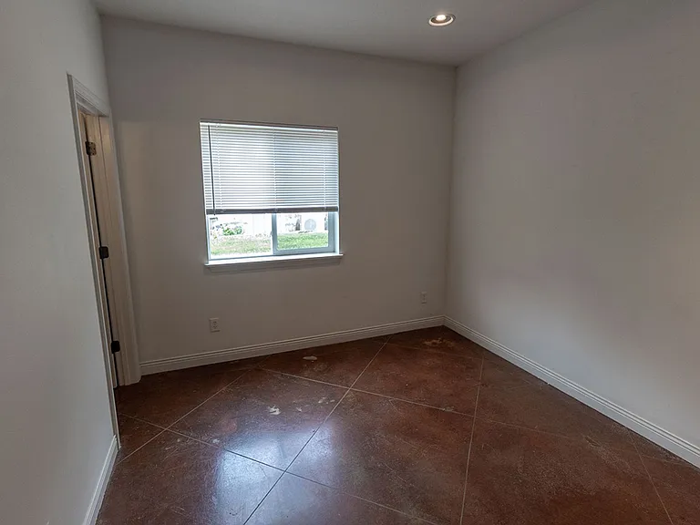 1413 Paris Rd — Photo 15