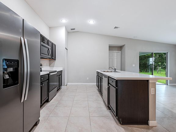 3rd image of 797 SE Streamlet Avenue