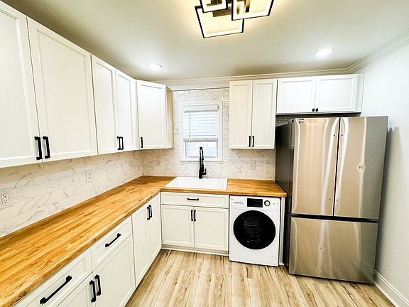 3rd image of 711 W 44th St #C