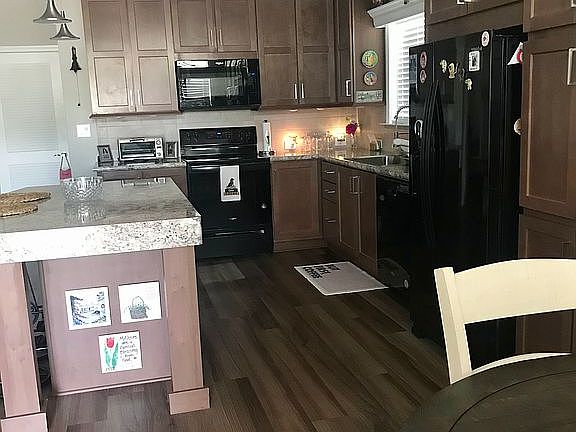 3rd image of 530 Hawthorne Dr