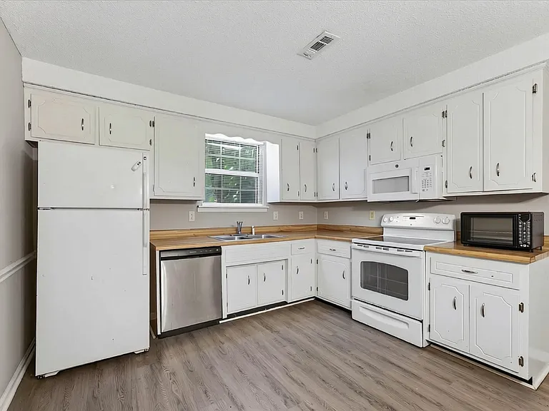 114 Cunningham Pl #B — Photo 17