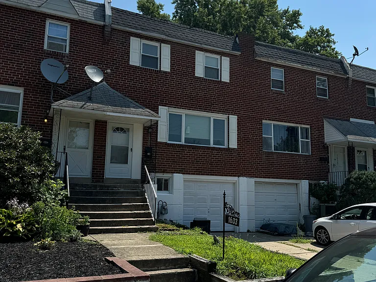 1633 Powell Rd — Photo 2