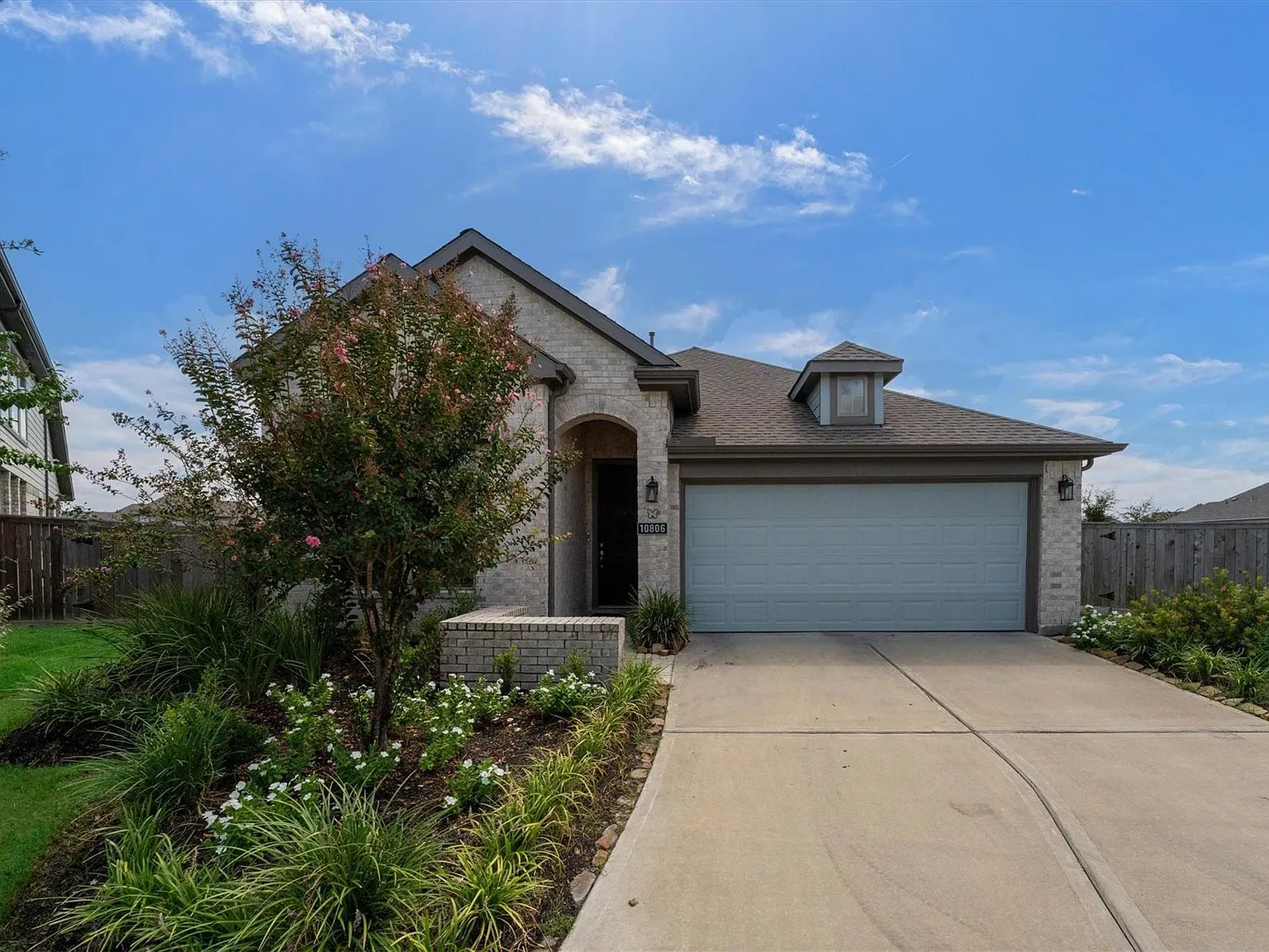 4 bed, 2.0 bath, 2012 sqft, $3,000 — Photo 2
