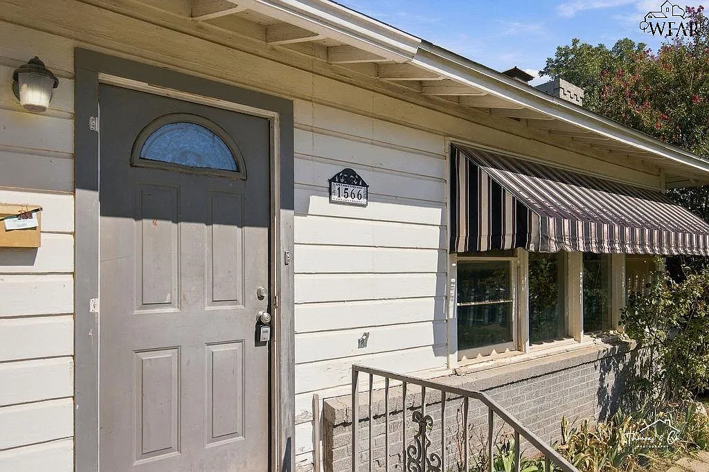 2 bed, 1.0 bath, 1316 sqft, $1,150 — Photo 2