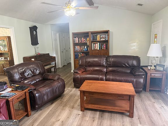 2nd image of 124 Greenbriar Trl