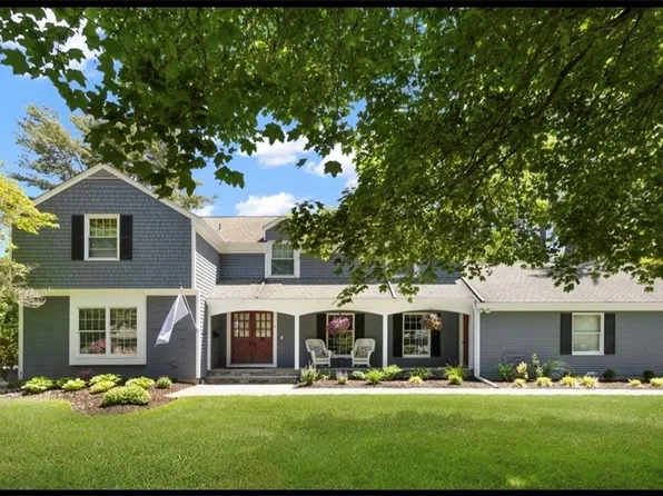 1 Pierce Ct, Barrington, RI 02806