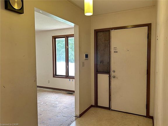 5th image of 90 Queensway E