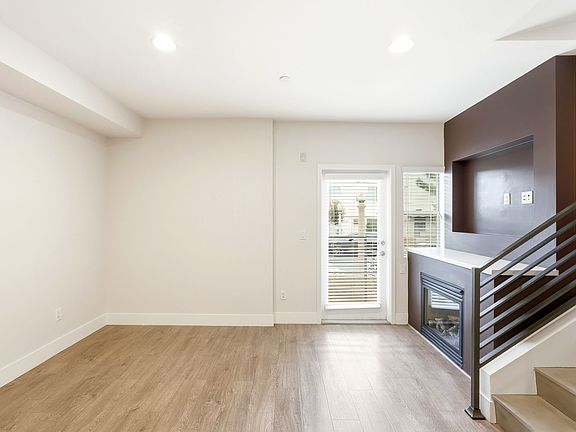 4th image of 11305 Moorpark St #1