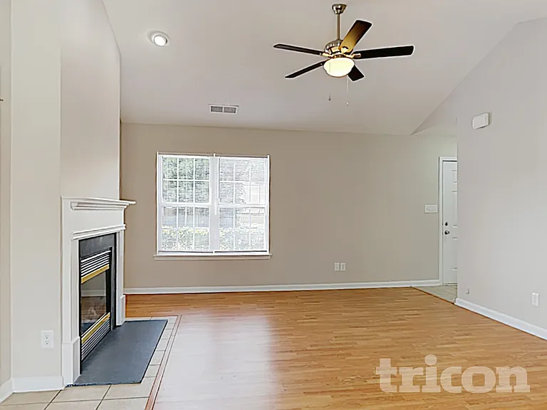 107 Everett Park Dr — Photo 3