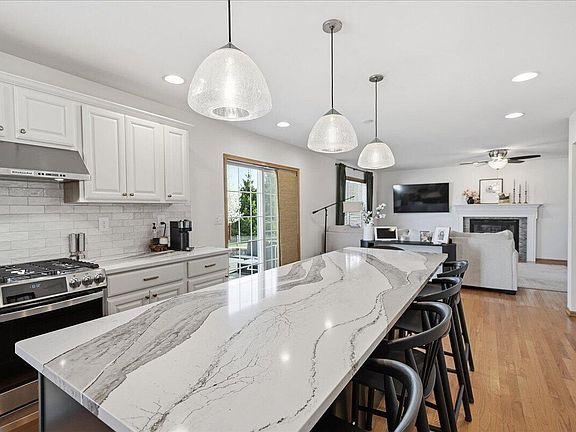 3rd image of 2154 Carlisle Ln