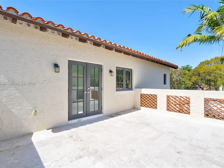 519 Alhambra Cir — Photo 52